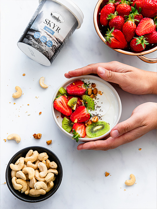 yaourt skyr grec fraises mains breakfast petit dejeuner noix cajou crémeux kiwi fresh fruit gourmand healthy
